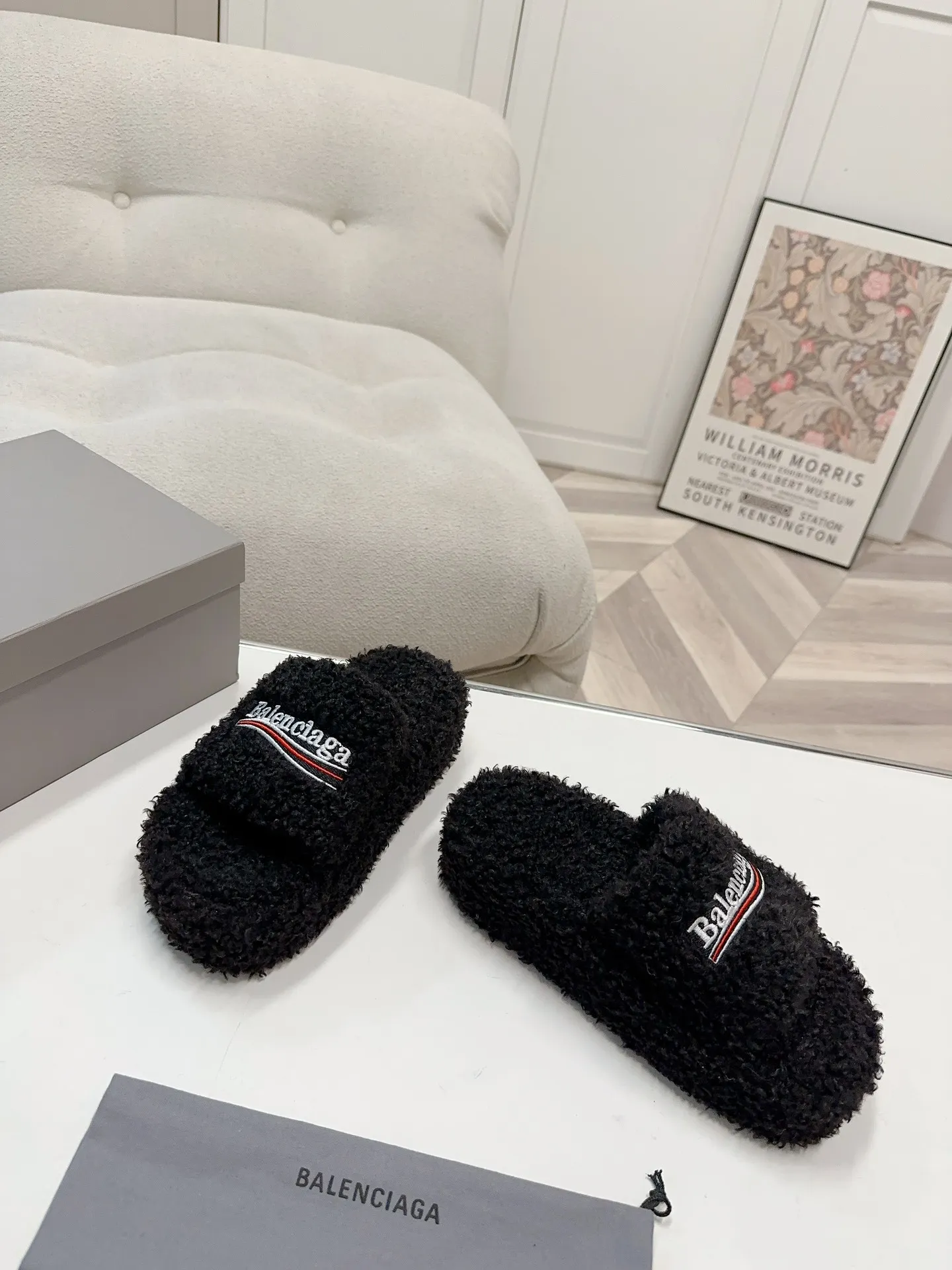👟👟Ex-factory price 480👟👟Thick-soled Balenciaga autumn and winter trendy wool slippers💕cx upper letter pattern, electric embroidery logo embroidery technology! Full of high-end feel! Especially beautiful on the feet 🦶 🐑Material: wool (very soft and comfortable) 🐑Sole: Original non-slip and wear-resistant outsole 🐑Number/size: Women's 35-41